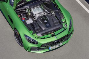 mercedes AMG GT R pod kapotou