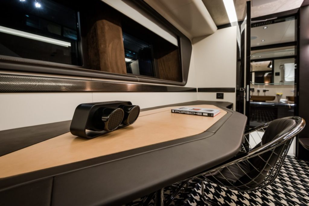  Porsche zabrúsilo do morských vĺn 