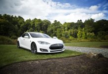 Elon Musk chce mať spoločnosť Tesla opäť v súkromných rukách